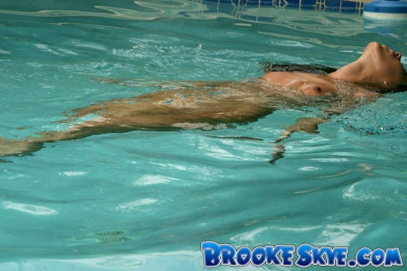 Jeune chaude nageant nue en plein air
 #78635964