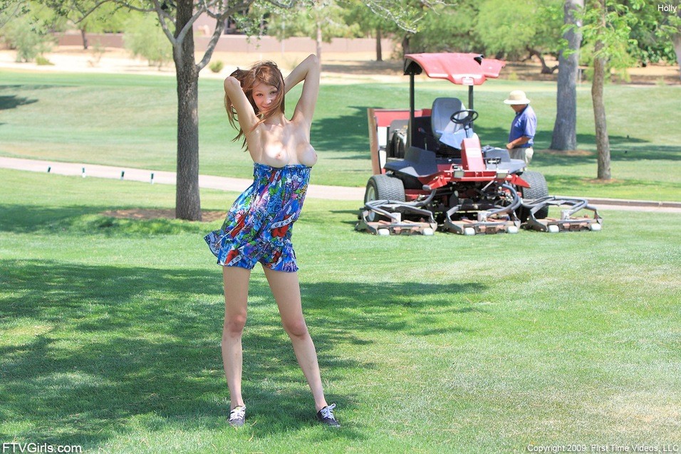 Busty babe lampeggiante nel campo da golf
 #78898436