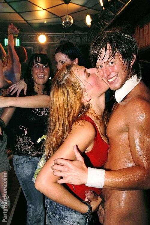 Putas borrachas cachondas dando una mamada en una fiesta
 #76830003