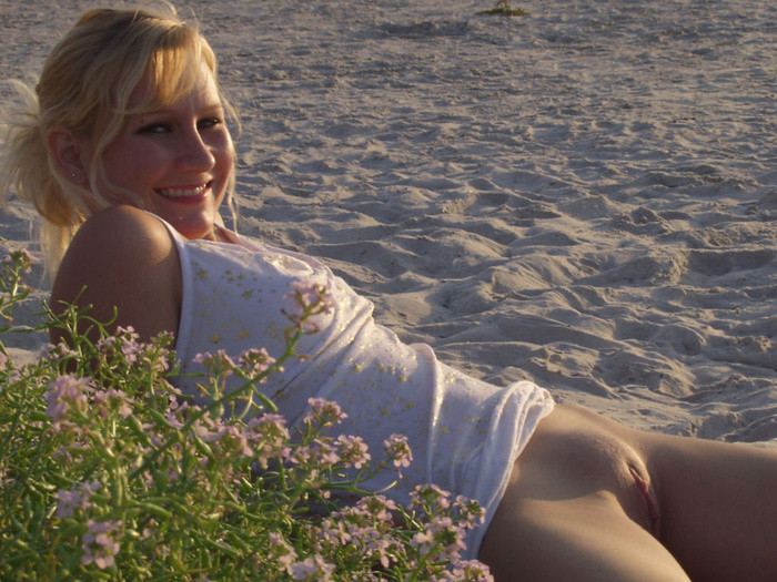 Rubia linda jugando con el coño en la arena de la playa
 #72313647