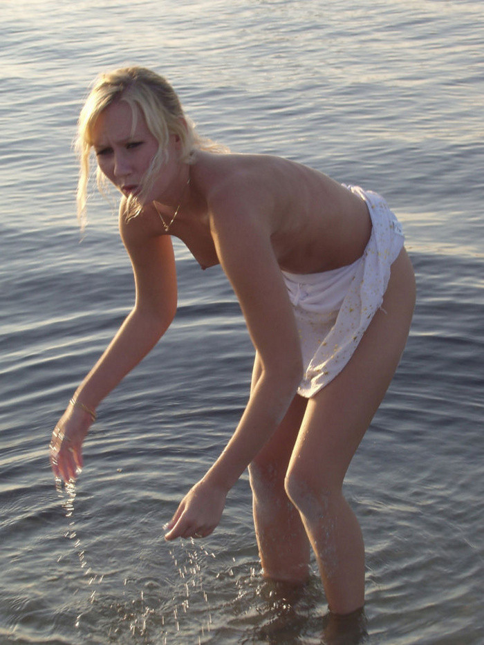 Rubia linda jugando con el coño en la arena de la playa
 #72313705