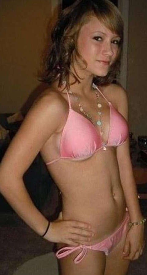 Fotos de una rubia en bikini en sus poses sexy
 #75718228
