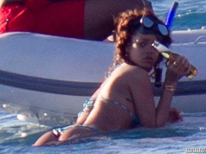 Rihanna entblößt sexy Körper und heißen Arsch im Bikini beim Schnorcheln
 #75275298