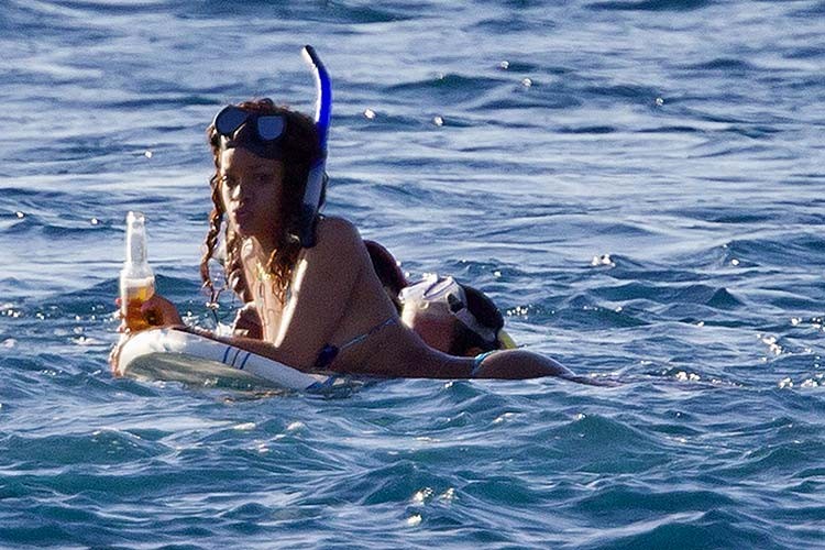 Rihanna entblößt sexy Körper und heißen Arsch im Bikini beim Schnorcheln
 #75275344