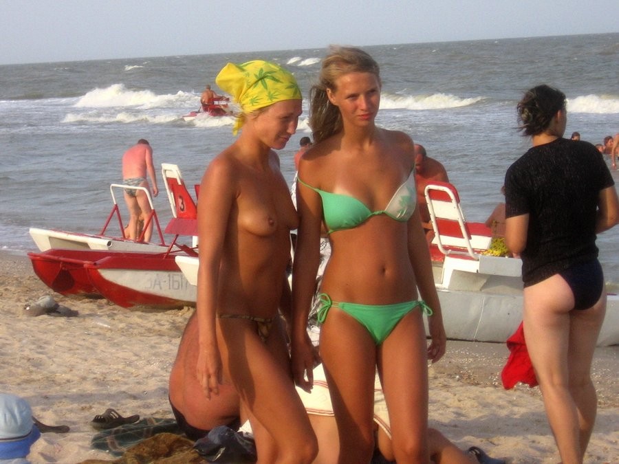 La nudista bruna ama sentire il sole sul suo corpo
 #72256510