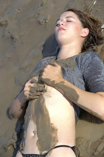 Corpo angelico teenager che si sparge nel fango
 #76621243