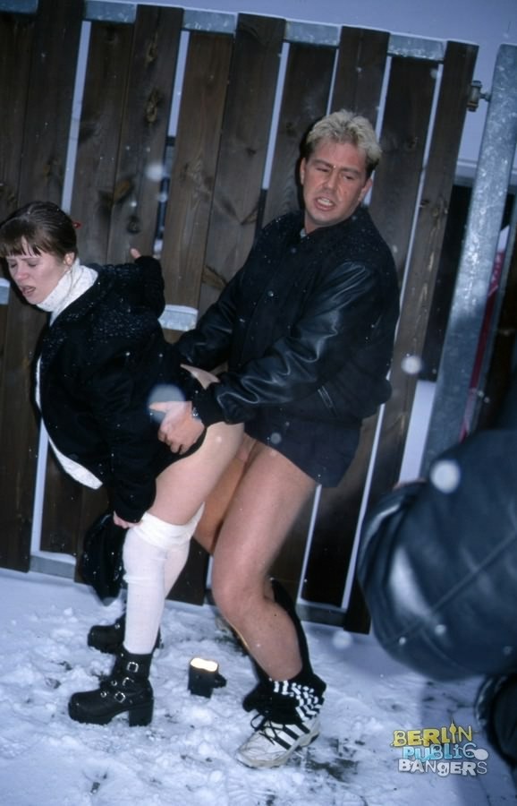 Amateurs allemands sauvages appréciant le sexe en public en hiver sur la neige en plein air.
 #74439014
