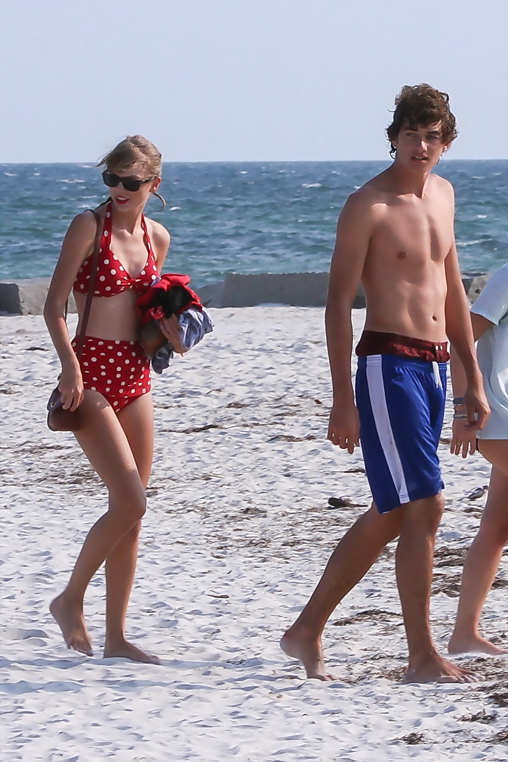 Taylor swift muestra su cuerpo sexy con un bikini de lunares en una playa de cape cod
 #75254283