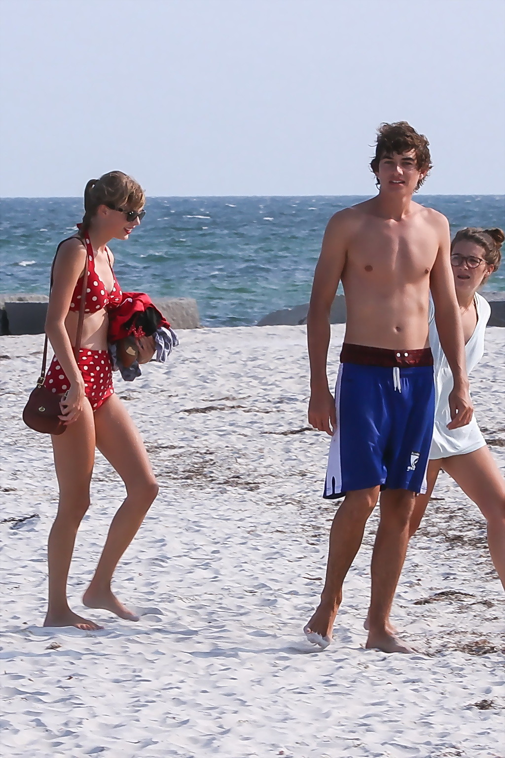 Taylor swift muestra su cuerpo sexy con un bikini de lunares en una playa de cape cod
 #75254322
