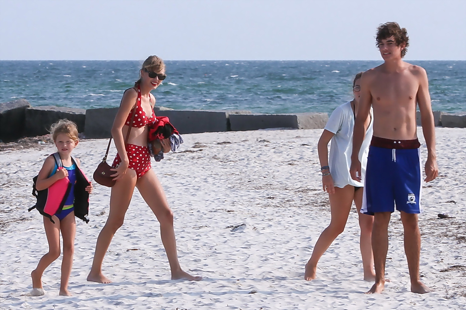 Taylor swift muestra su cuerpo sexy con un bikini de lunares en una playa de cape cod
 #75254331