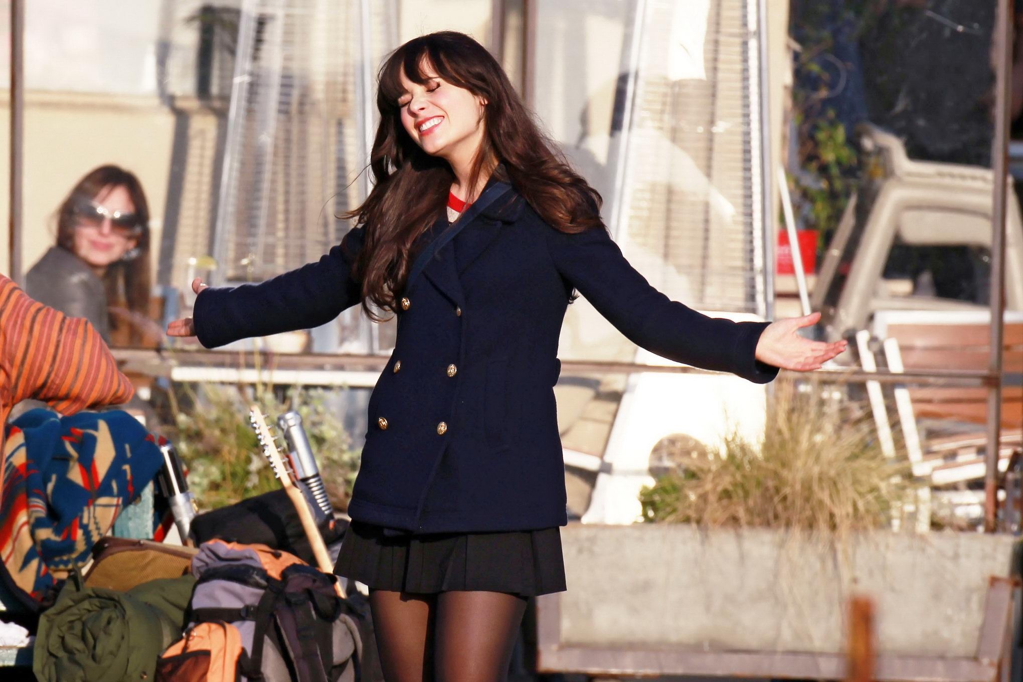 Zooey Deschanel en mini-jupe et collants à vélo dans 'New Girl'.
 #75278351