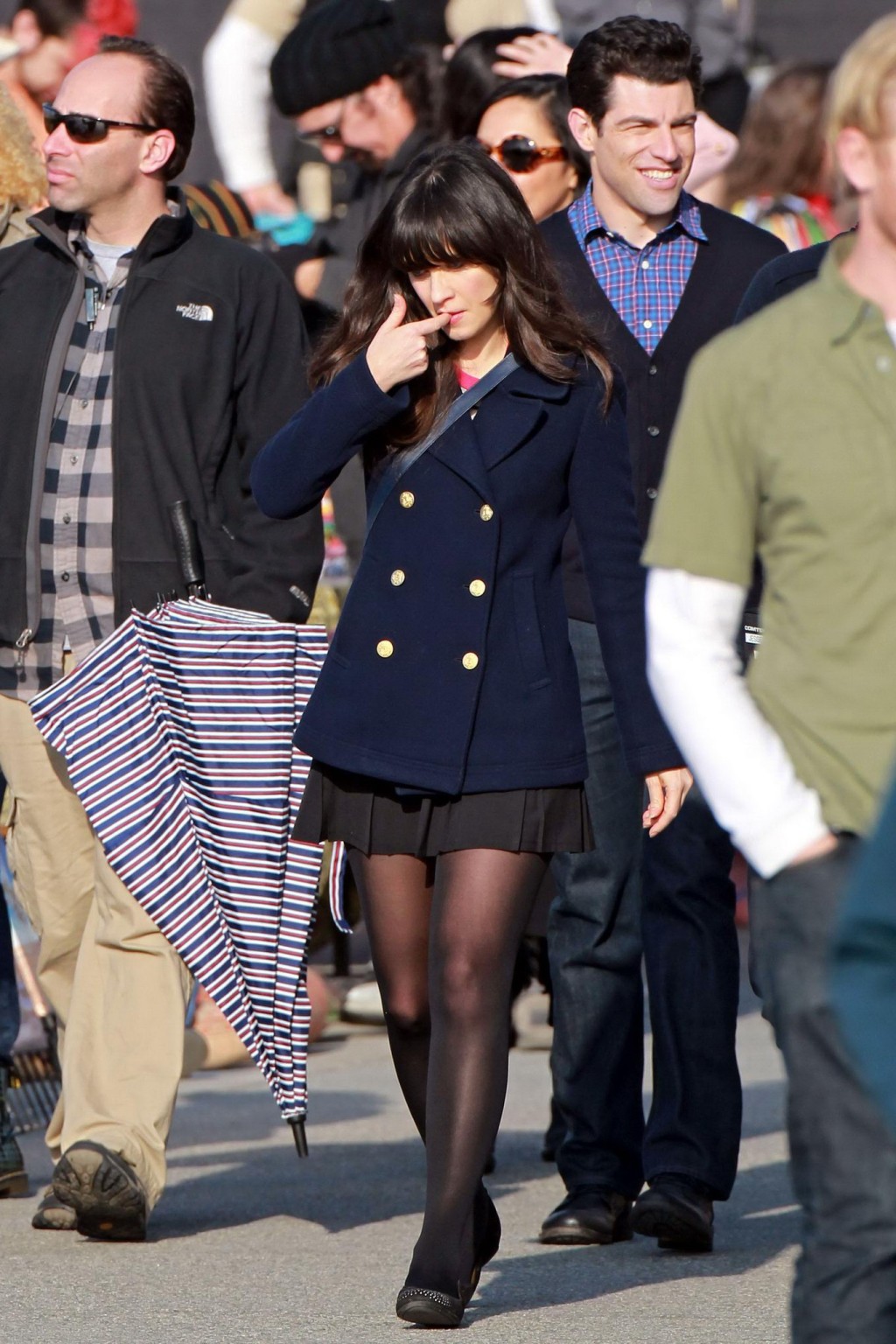 Zooey deschanel upskirt mentre in bicicletta in mini gonna collant sul 'nuova ragazza'
 #75278399