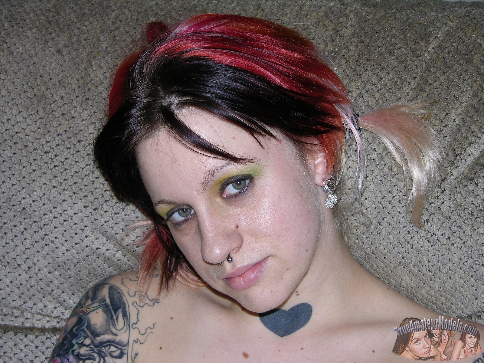 Une jeune amateur punk rock tatouée montre son trou du cul rose et poilu.
 #67504345