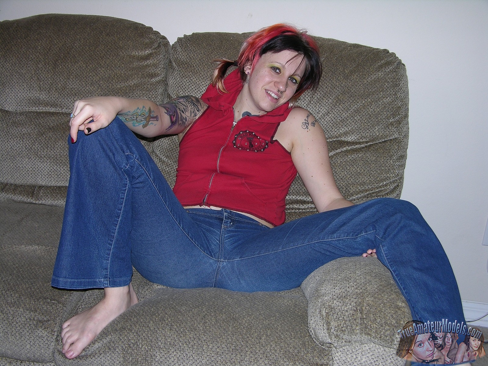 Une jeune amateur punk rock tatouée montre son trou du cul rose et poilu.
 #67504388