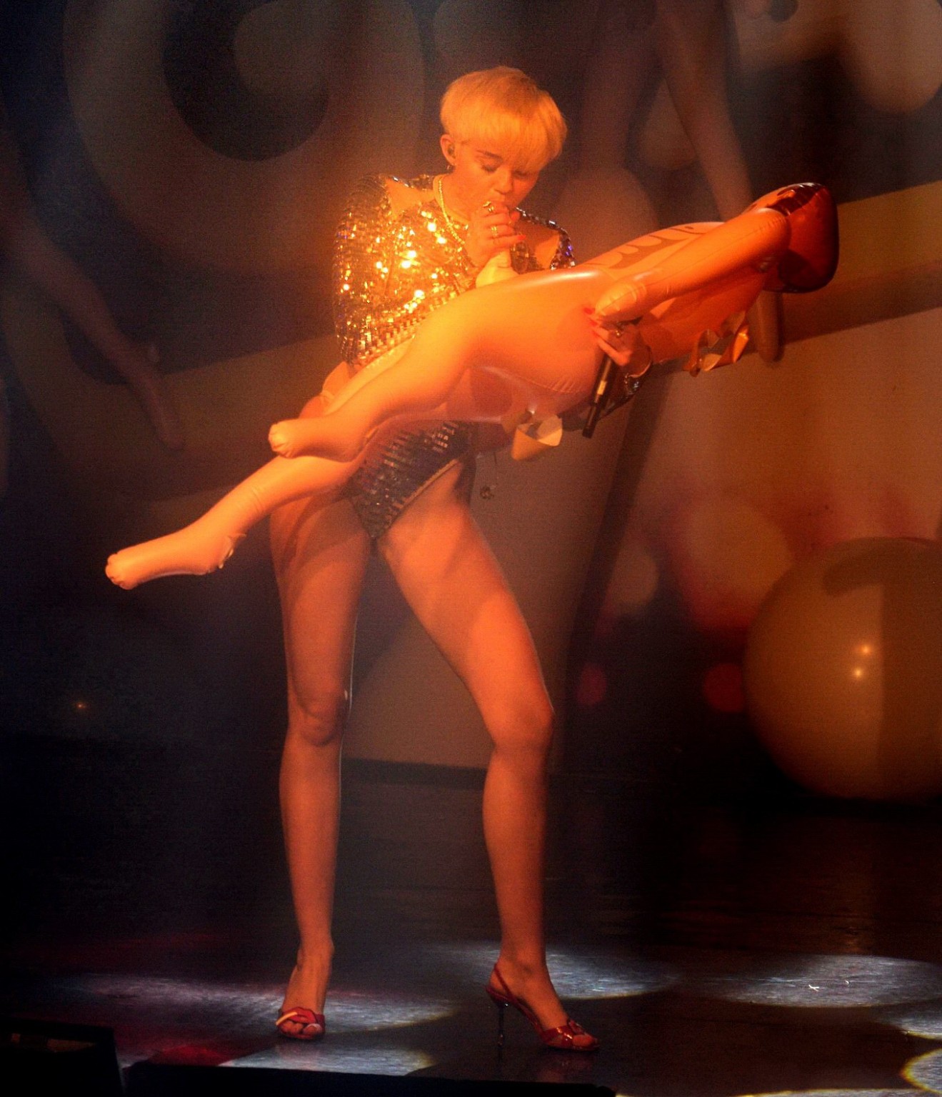 Miley Cyrus taille une pipe à une poupée gonflable sur la scène d'un club gay à Londres.
 #75197008