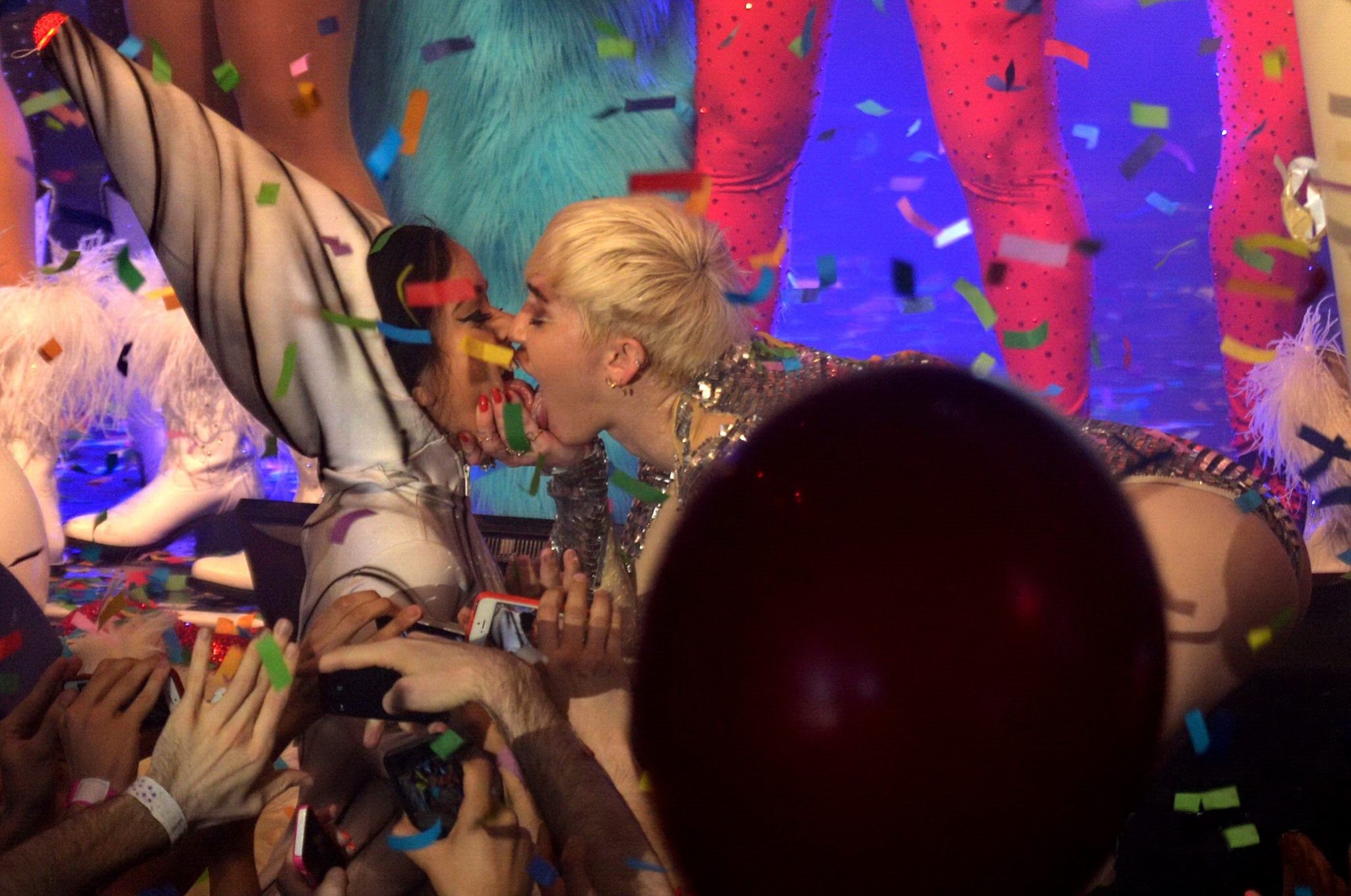 Miley Cyrus giving a blowjob to a blow up doll on stage at GAY Club in London #75197043