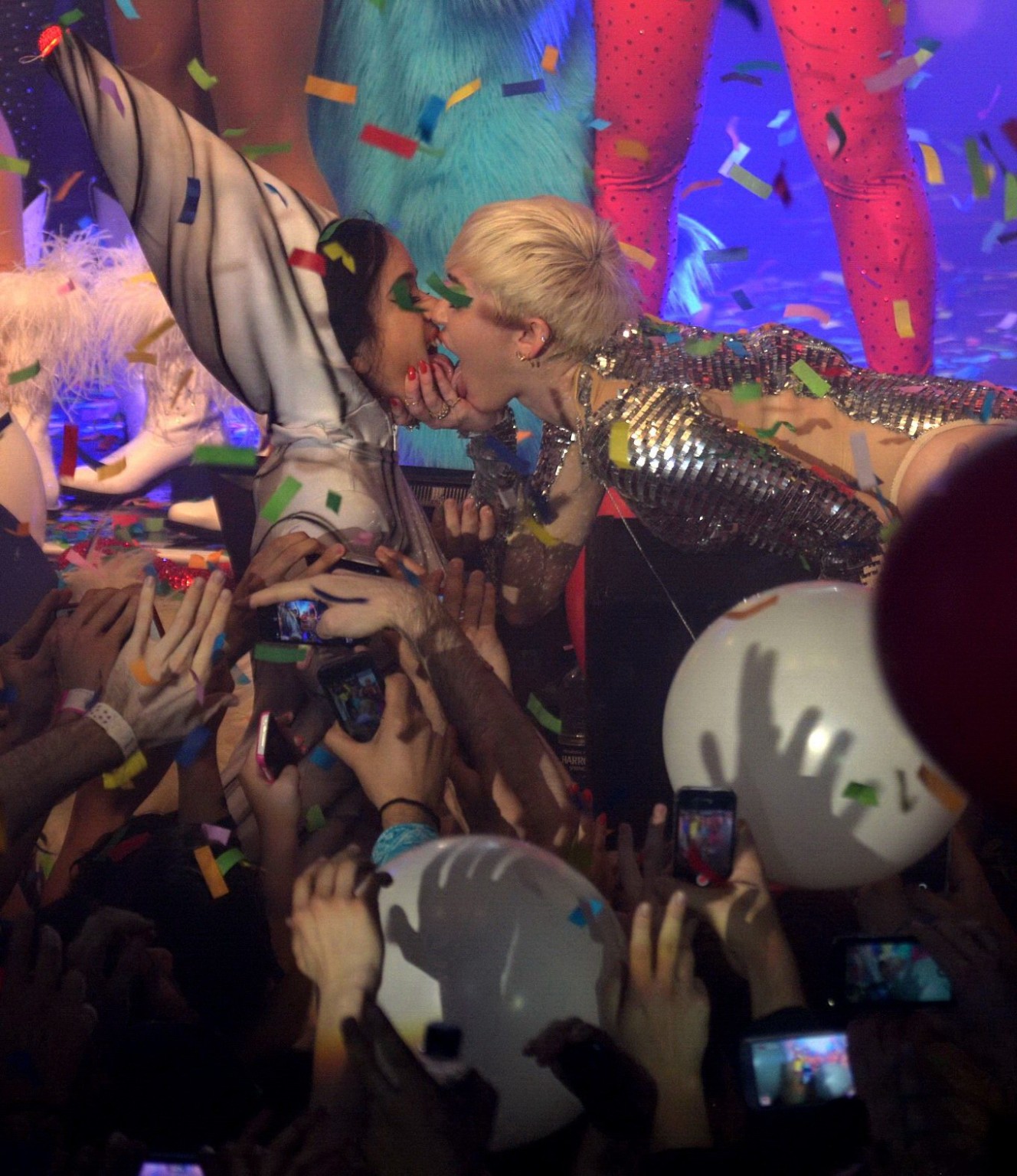 Miley cyrus bläst einer aufblasbaren Puppe auf der Bühne eines Londoner Schwulenclubs einen Blowjob
 #75197048