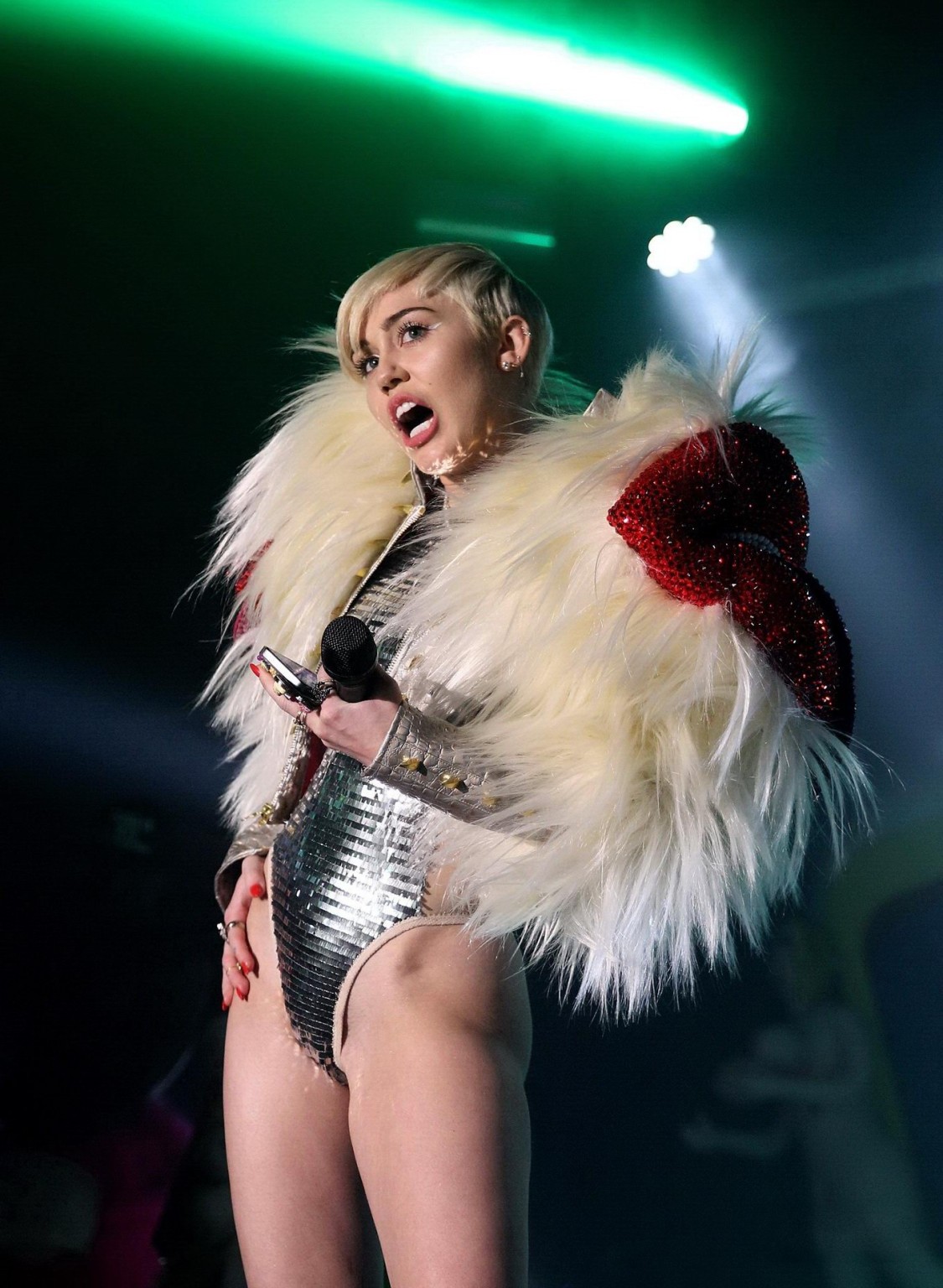 Miley cyrus haciendo una mamada a una muñeca hinchable en el escenario de un club gay en londres
 #75197083