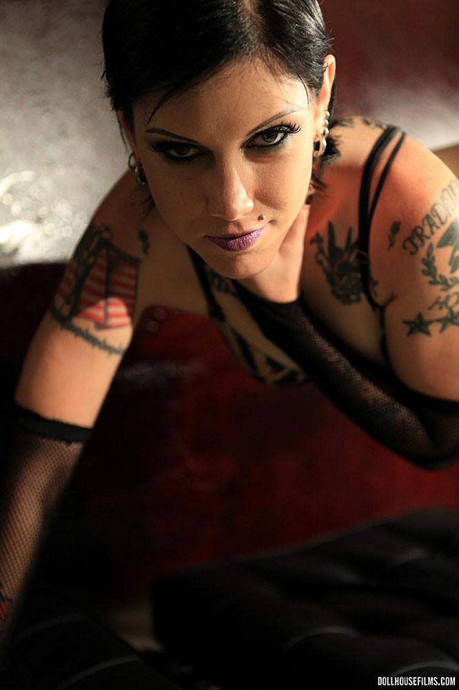 Cadence St. John, una punk tatuada, lo desnuda todo
 #70152659