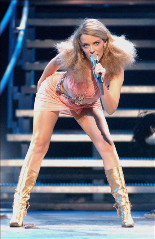 Kylie Minogue lampeggiante tette e posa sexy in mini gonna
 #75439491