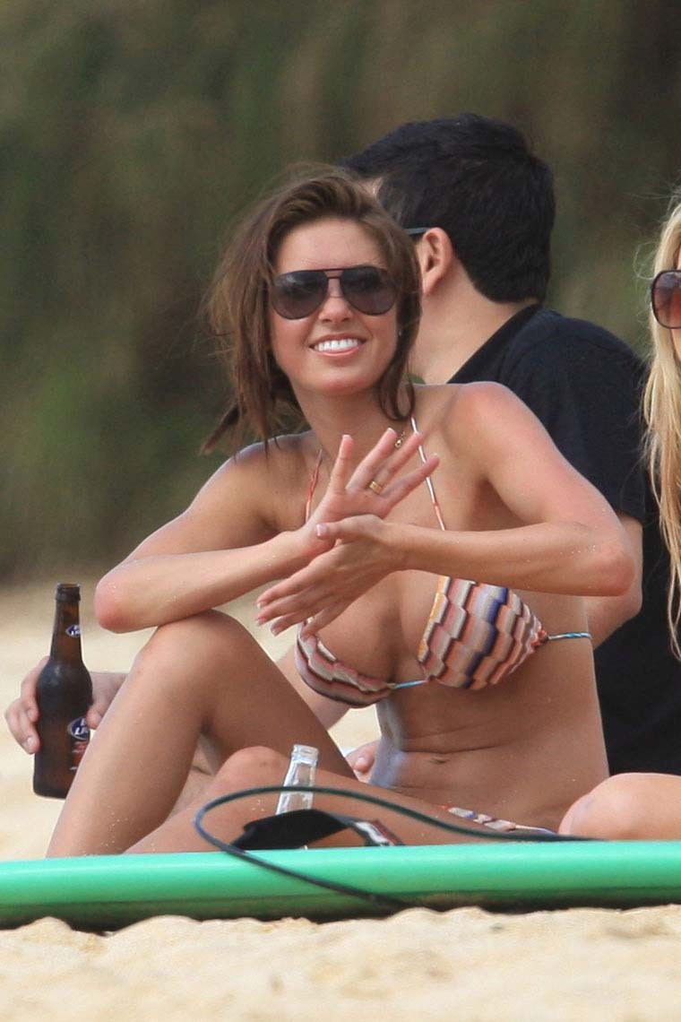 Audrina patridge en bikini et montrant ses seins
 #75394874