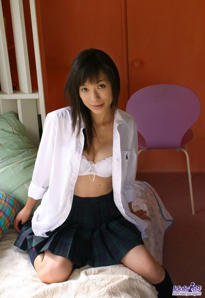 La estudiante japonesa kaho muestra su coño peludo y sus tetas
 #69761210