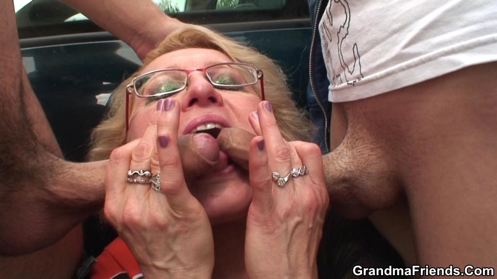 They use her mouth and granny pussy outdoors and she appreciates #74465257