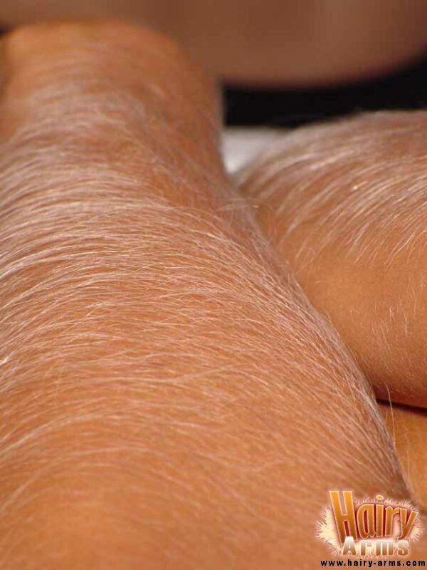 Primer plano del vello del brazo sexy de Lori
 #67427384