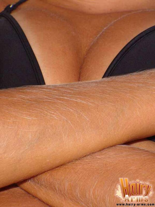 Primer plano del vello del brazo sexy de Lori
 #67427416