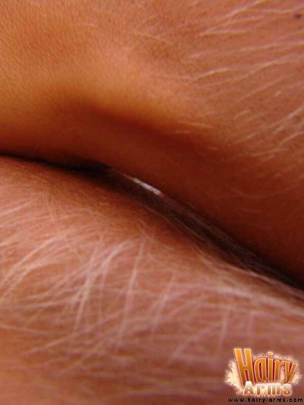 Nahaufnahme von Loris sexy Armhaar
 #67427468