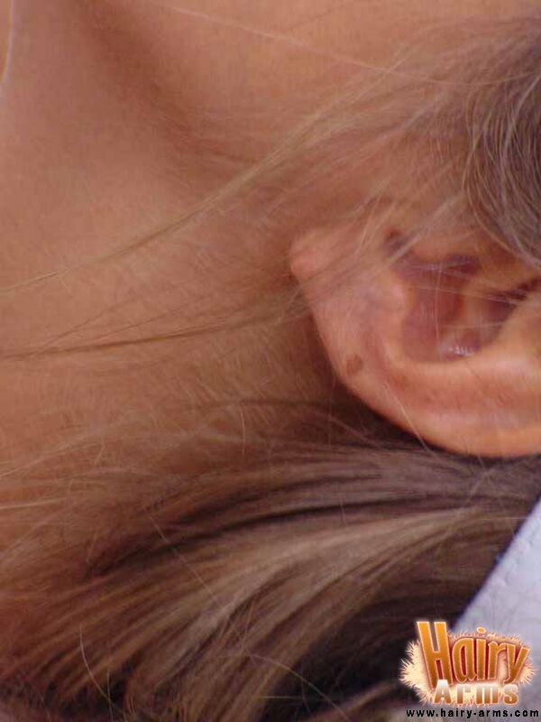 Nahaufnahme von Loris sexy Armhaar
 #67427479