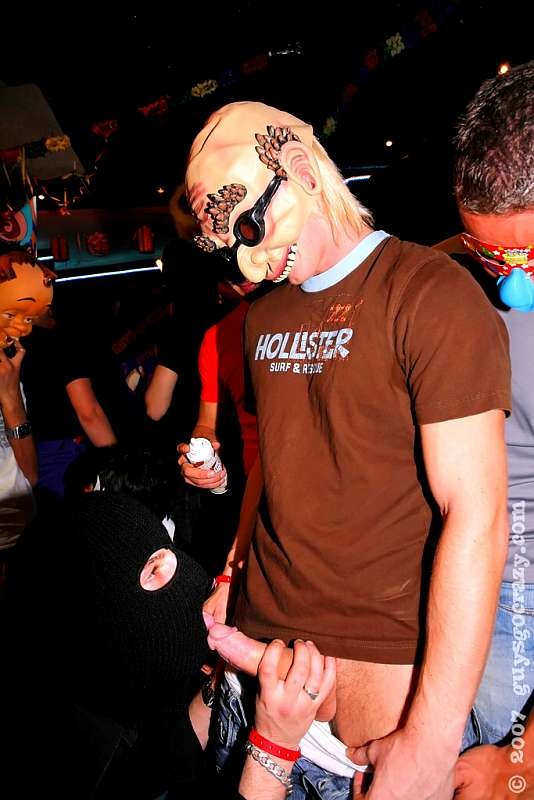 Euro twinks chupando extraños en un baile de disfraces
 #76987441