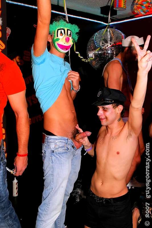 Euro twinks chupando extraños en un baile de disfraces
 #76987612