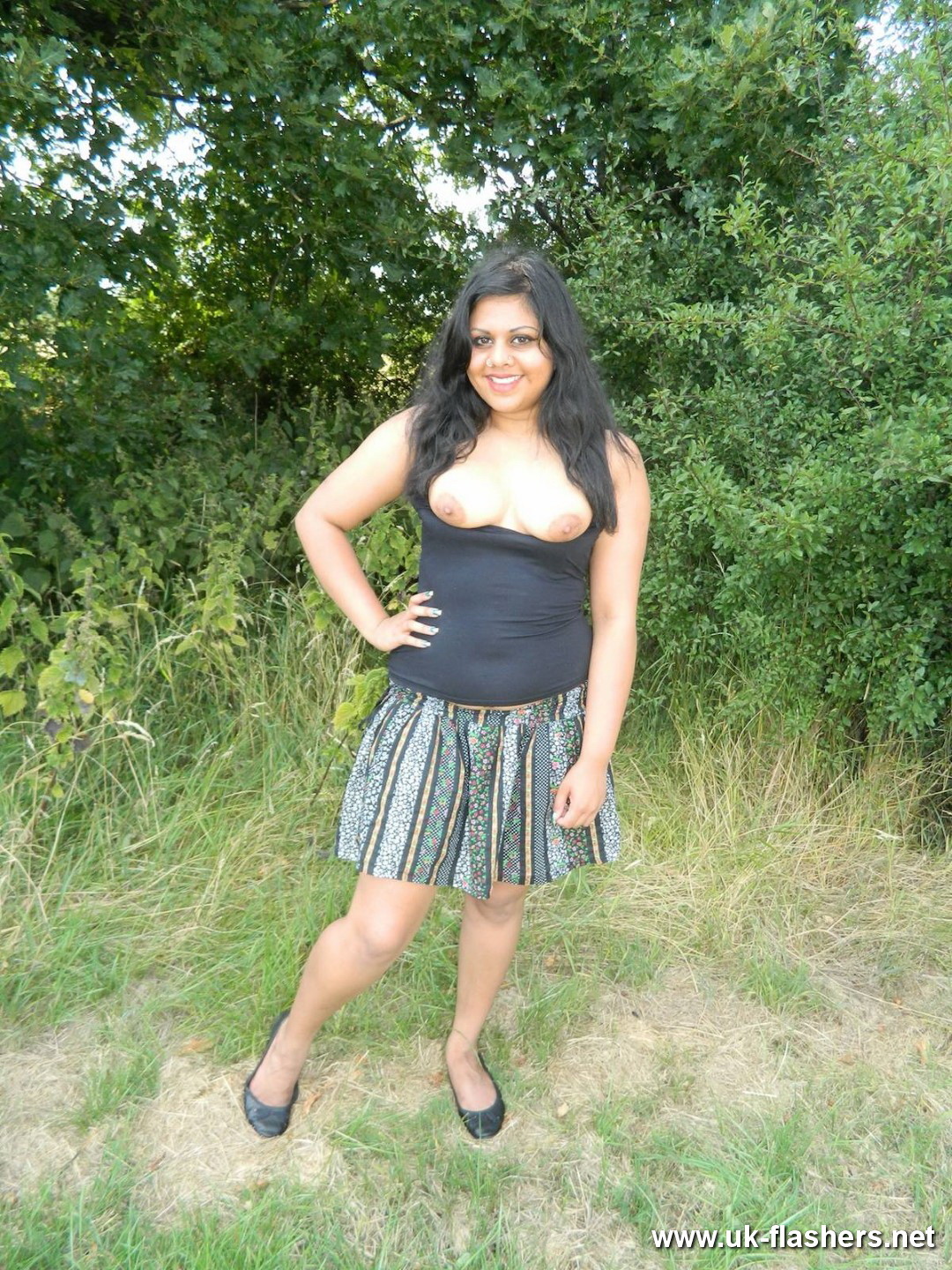 Kiki, une jolie indienne amatrice, se promène dans le parc local.
 #67320077