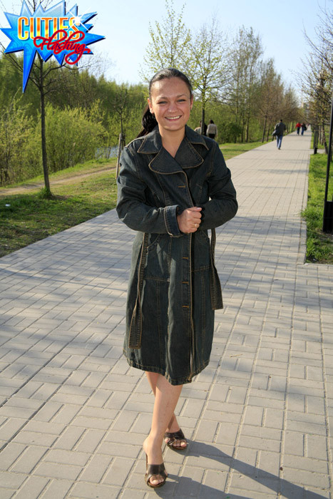 Heißer Flasher mit nichts unter ihrem Trenchcoat
 #70335854