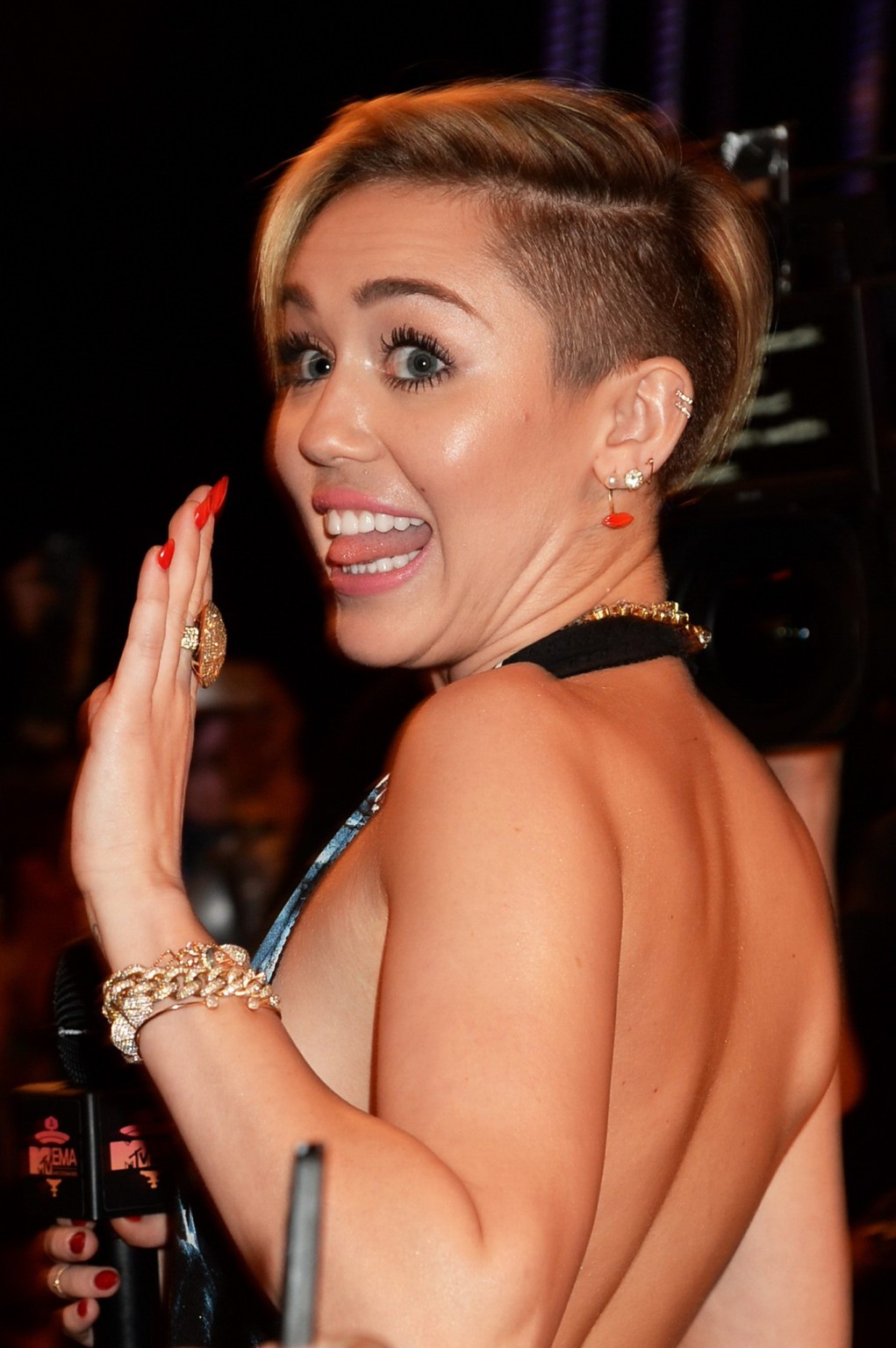 Miley Cyrus exhibant ses jambes, son décolleté et son orteil de chameau au mtv ema's i 2013
 #75213228