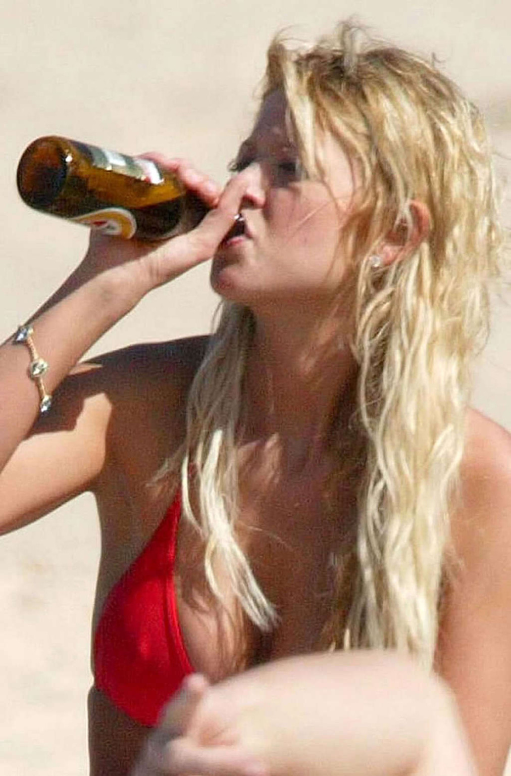 Tara Reid che espone il suo corpo sexy e tette enormi in bikini sulla spiaggia
 #75351308