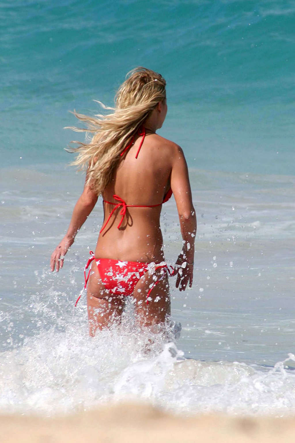 Tara Reid che espone il suo corpo sexy e tette enormi in bikini sulla spiaggia
 #75351313