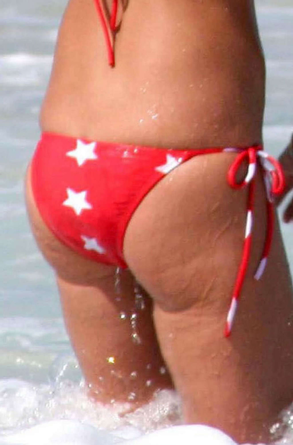 Tara Reid che espone il suo corpo sexy e tette enormi in bikini sulla spiaggia
 #75351318