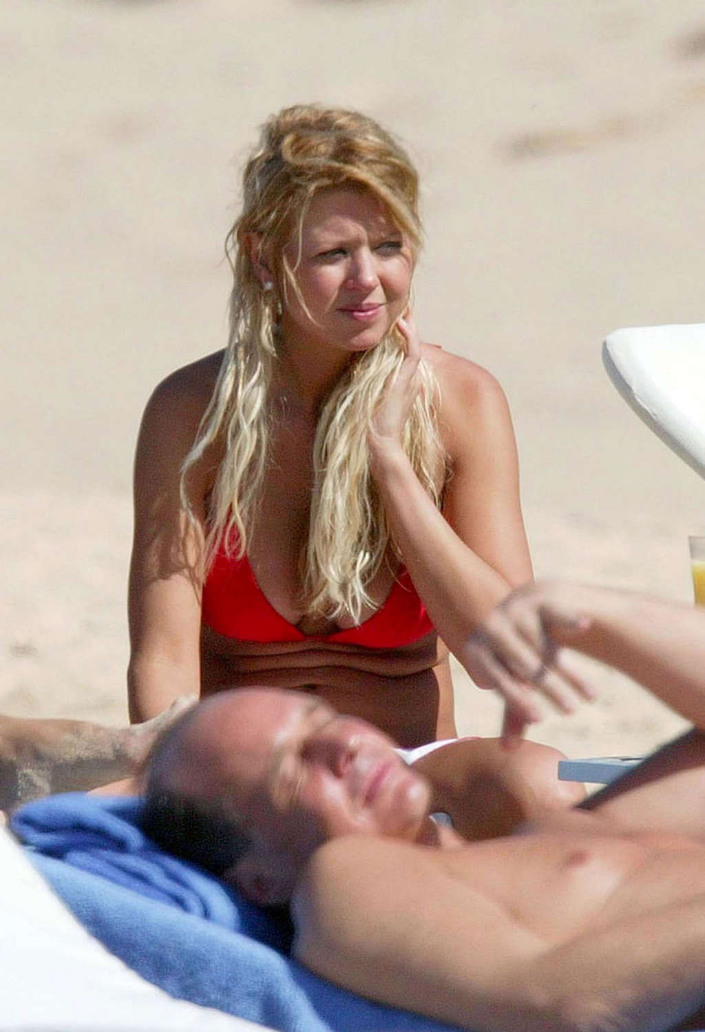 Tara Reid che espone il suo corpo sexy e tette enormi in bikini sulla spiaggia
 #75351337
