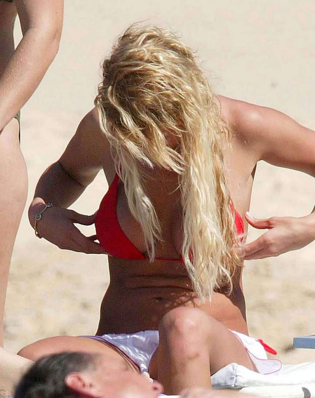 Tara Reid che espone il suo corpo sexy e tette enormi in bikini sulla spiaggia
 #75351342