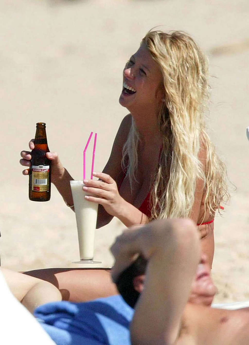 Tara Reid che espone il suo corpo sexy e tette enormi in bikini sulla spiaggia
 #75351348