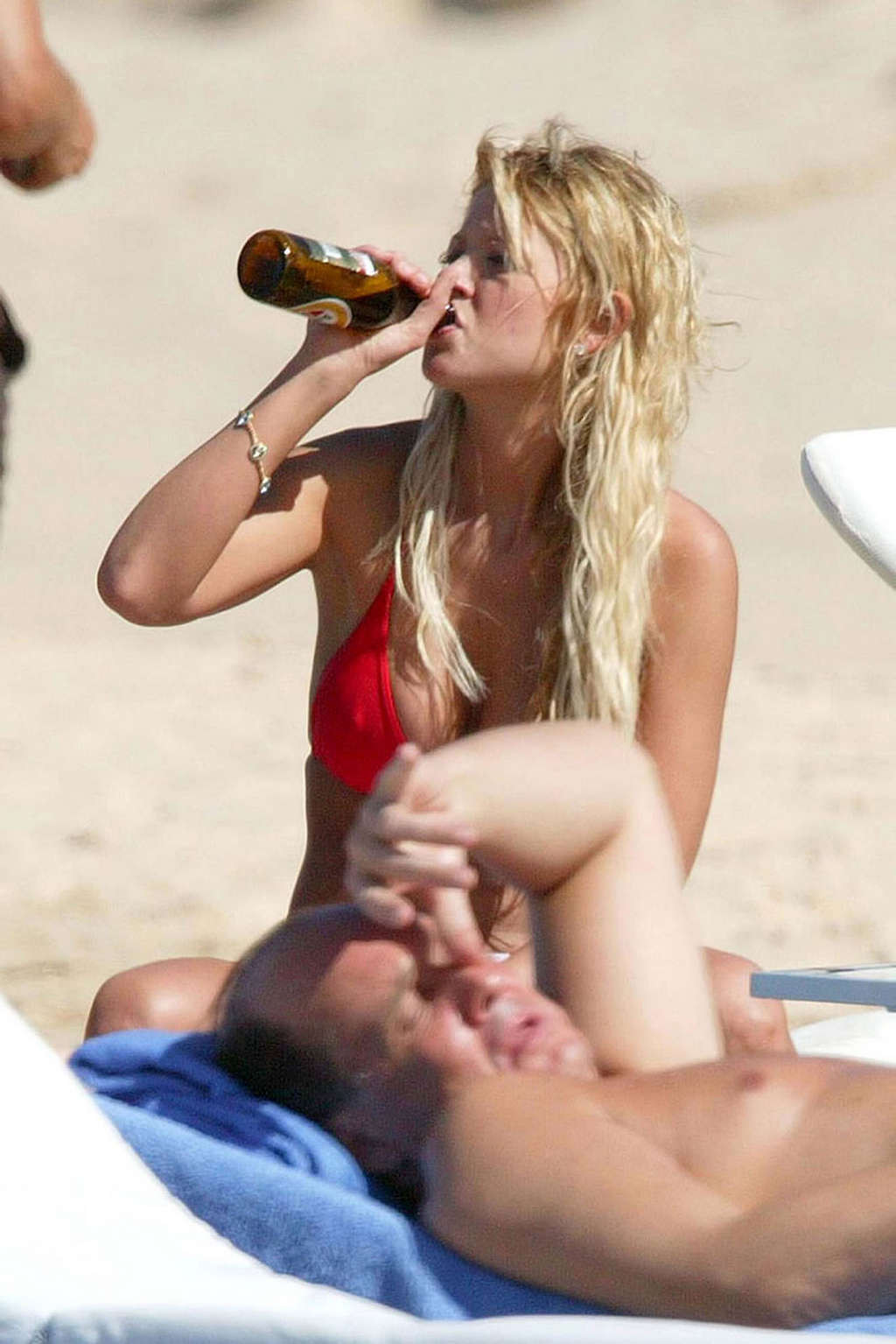 Tara Reid che espone il suo corpo sexy e tette enormi in bikini sulla spiaggia
 #75351353