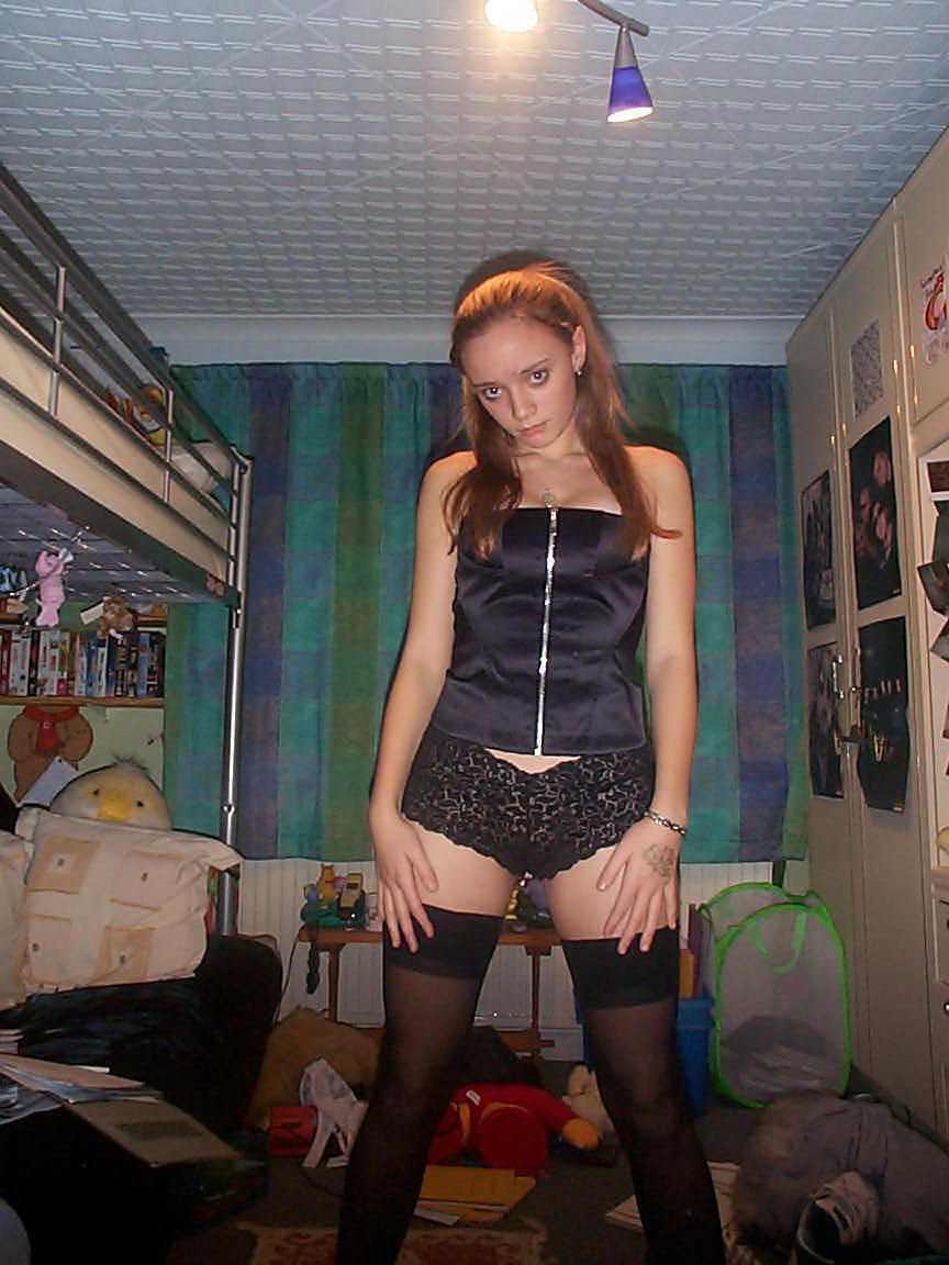 Amateur blonde Freundin posiert nackt in ihrem Schlafzimmer
 #77714740