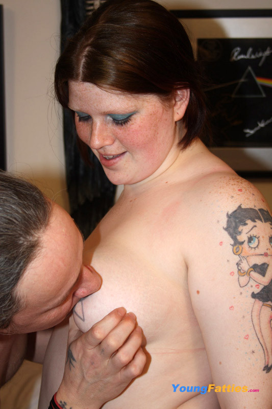 刺青をした太った淫乱女が裸になってチンポをしゃぶる
 #71599087