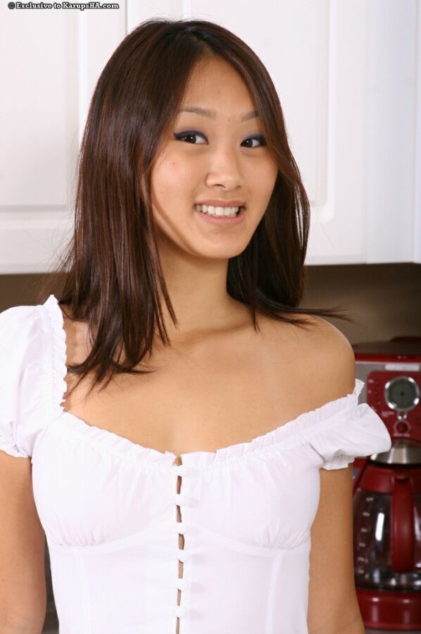 Evelyn lin asiatische teen Streifen und posiert auf Küche
 #69756031