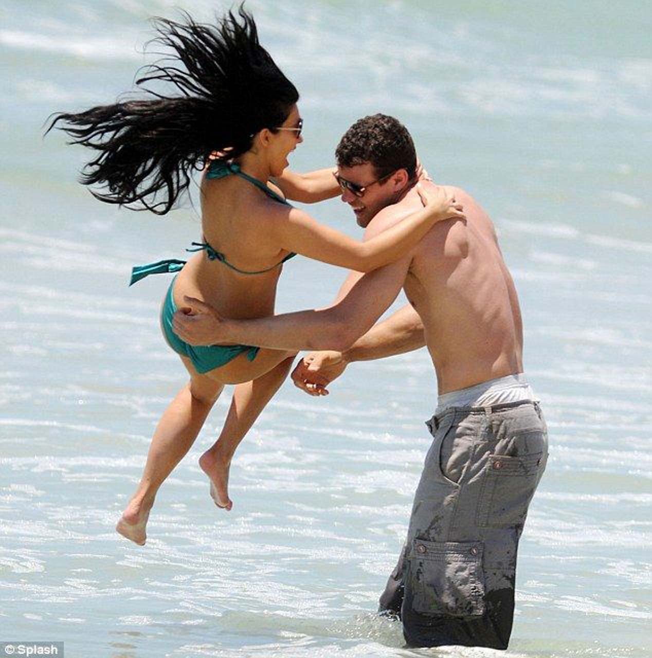 Kim Kardashian che espone il corpo sexy e il culo caldo in bikini sulla spiaggia
 #75305615
