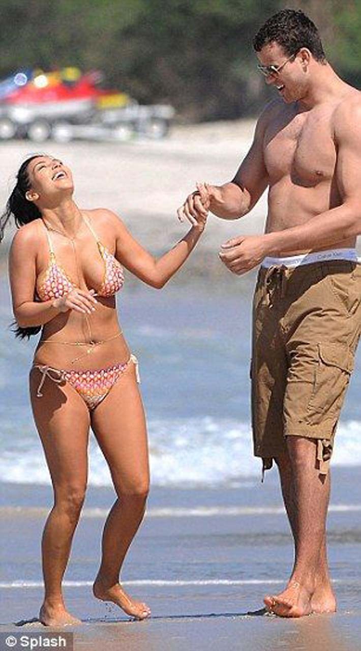 Kim Kardashian che espone il corpo sexy e il culo caldo in bikini sulla spiaggia
 #75305631