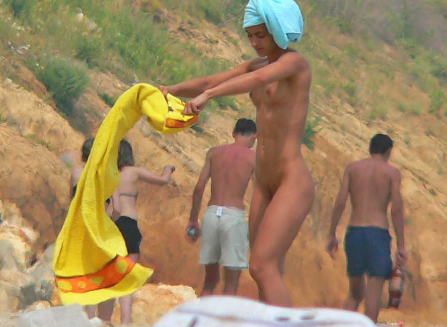 Des nudistes amateurs nus à la plage publique.
 #72254170