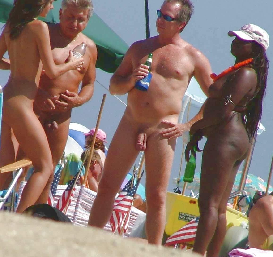Des nudistes amateurs nus à la plage publique.
 #72254202